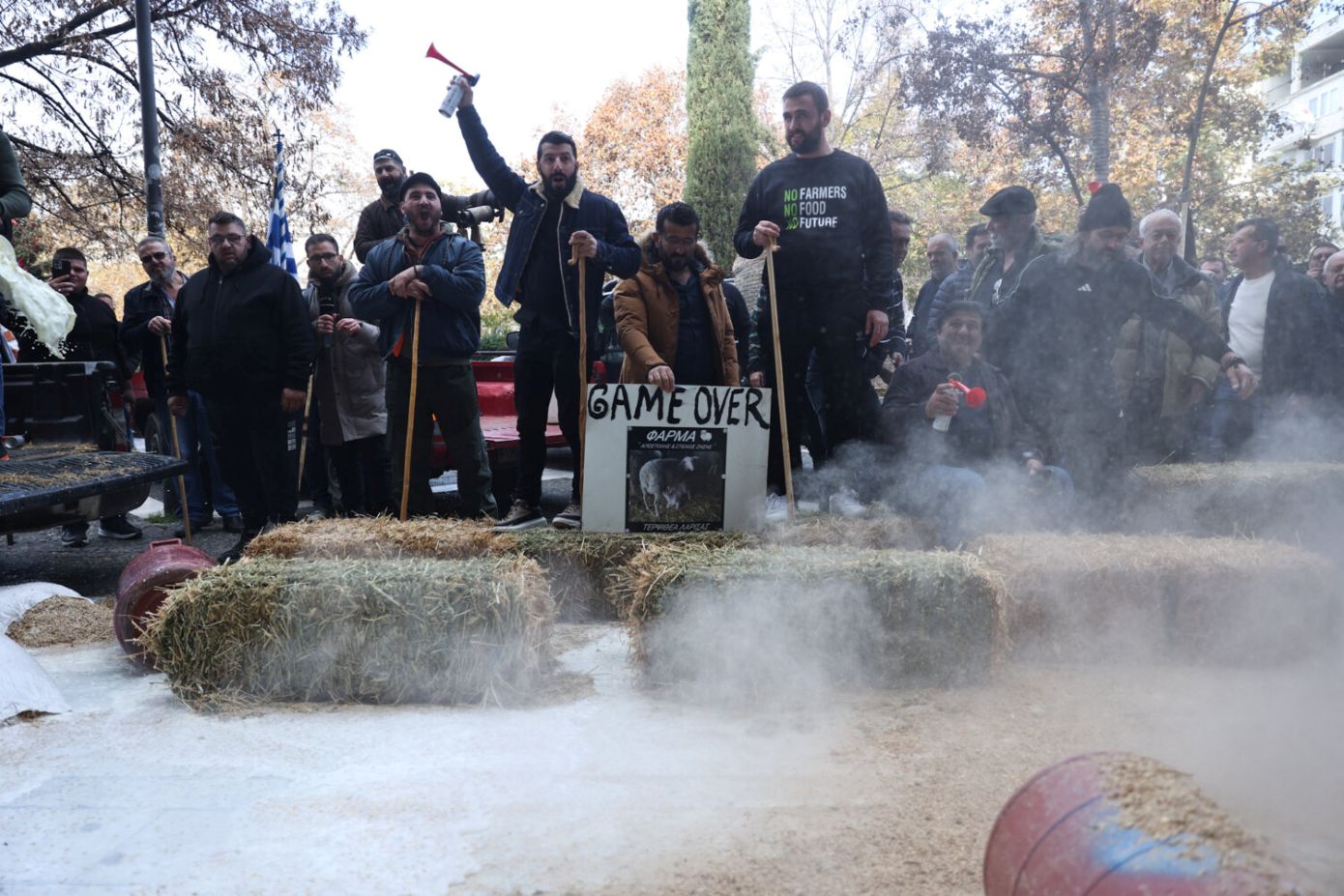 Οργή κτηνοτρόφων στη Λάρισα, έχυσαν γάλα και ζωοτροφές μπροστά από το Δικαστικό Μέγαρο – «Χωρίς τον πρωτογενή τομέα θα πεινάσετε όλοι»
