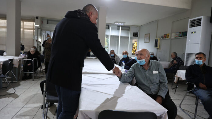 Χαμόγελα και ευχές από την επίσκεψη Δ. Κουρέτα στο Γηροκομείο Λάρισας