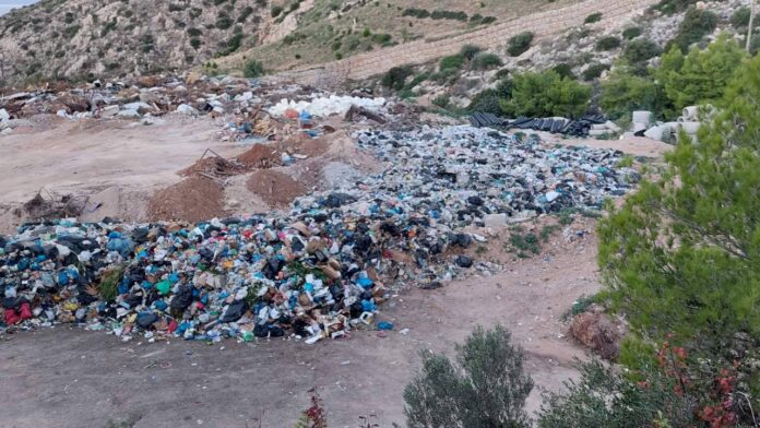 Πρόστιμο στον Δήμο Σπετσών από την Περιφέρεια Αττικής για την ανεξέλεγκτη χωματερή στις Αγριόπετρες