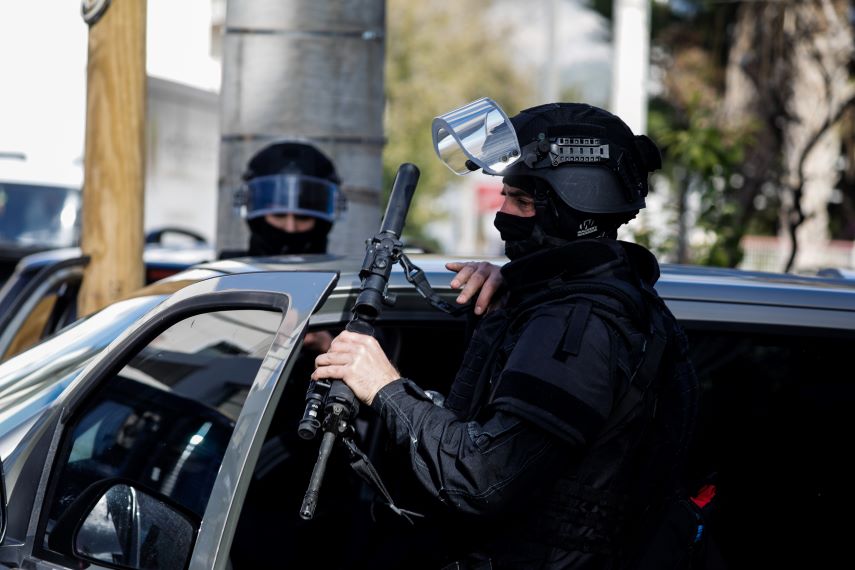 Συνελήφθη ζευγάρι για το οπλοστάσιο στα Καλύβια – Ανακαλύφθηκαν και 5 κλεμμένα αυτοκίνητα