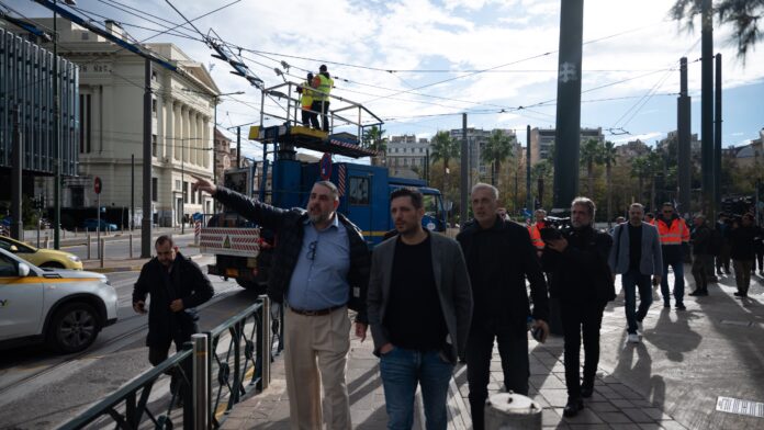 Ο Γ. Μώραλης στις εργασίες αφαίρεσης του δικτύου τρόλεϊ στον Πειραιά