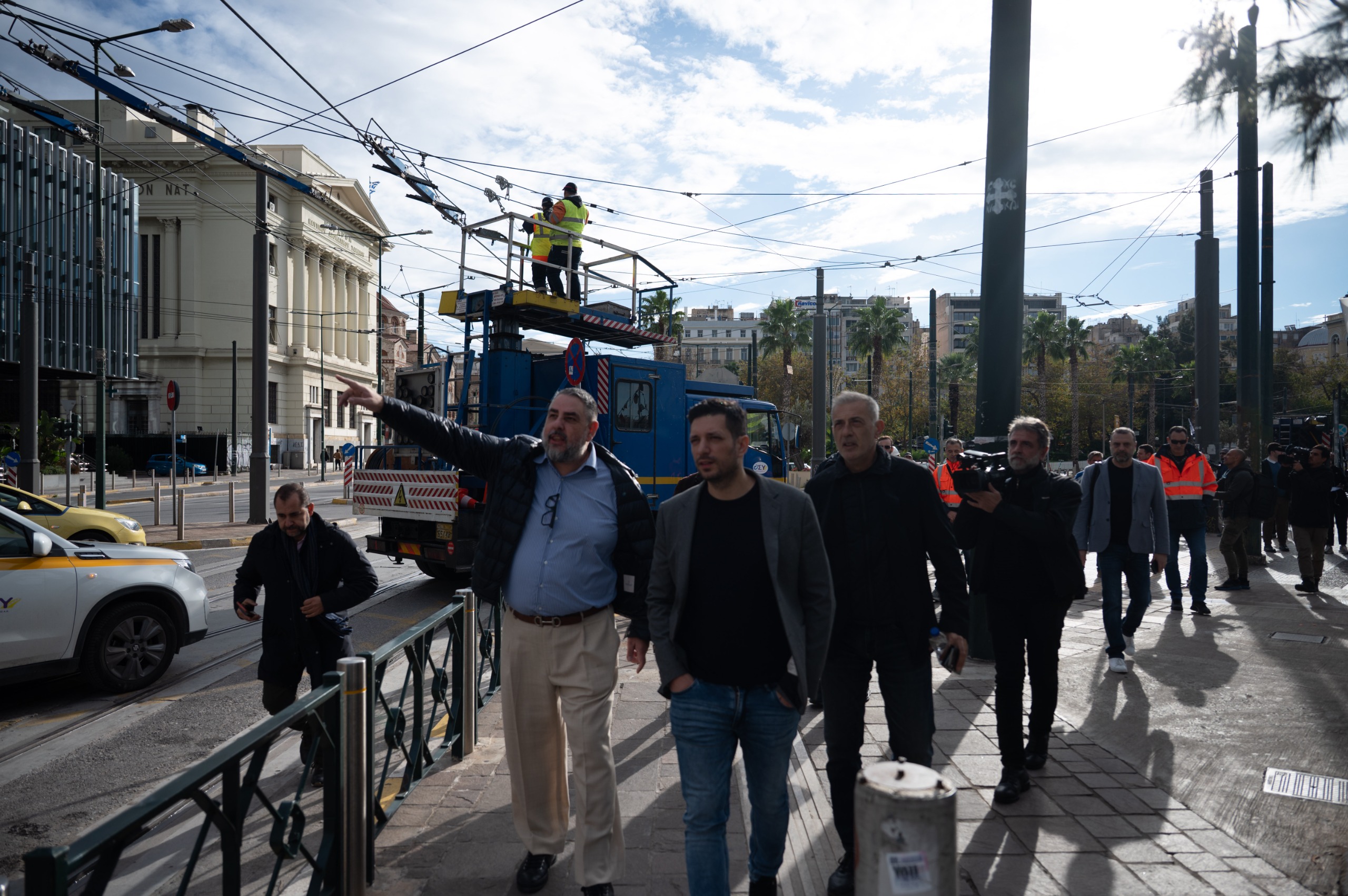 Ο Γ. Μώραλης στις εργασίες αφαίρεσης του δικτύου τρόλεϊ στον Πειραιά