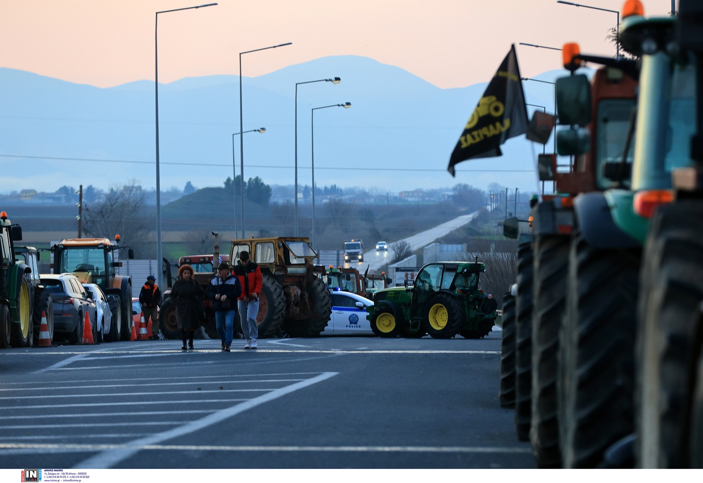 Οι αγρότες μεταφέρουν την ευθύνη στην κυβέρνηση: «Ασαφείς οι απαντήσεις, παραμένουμε στα μπλόκα» – Ελεύθεροι δρόμοι τα Χριστούγεννα