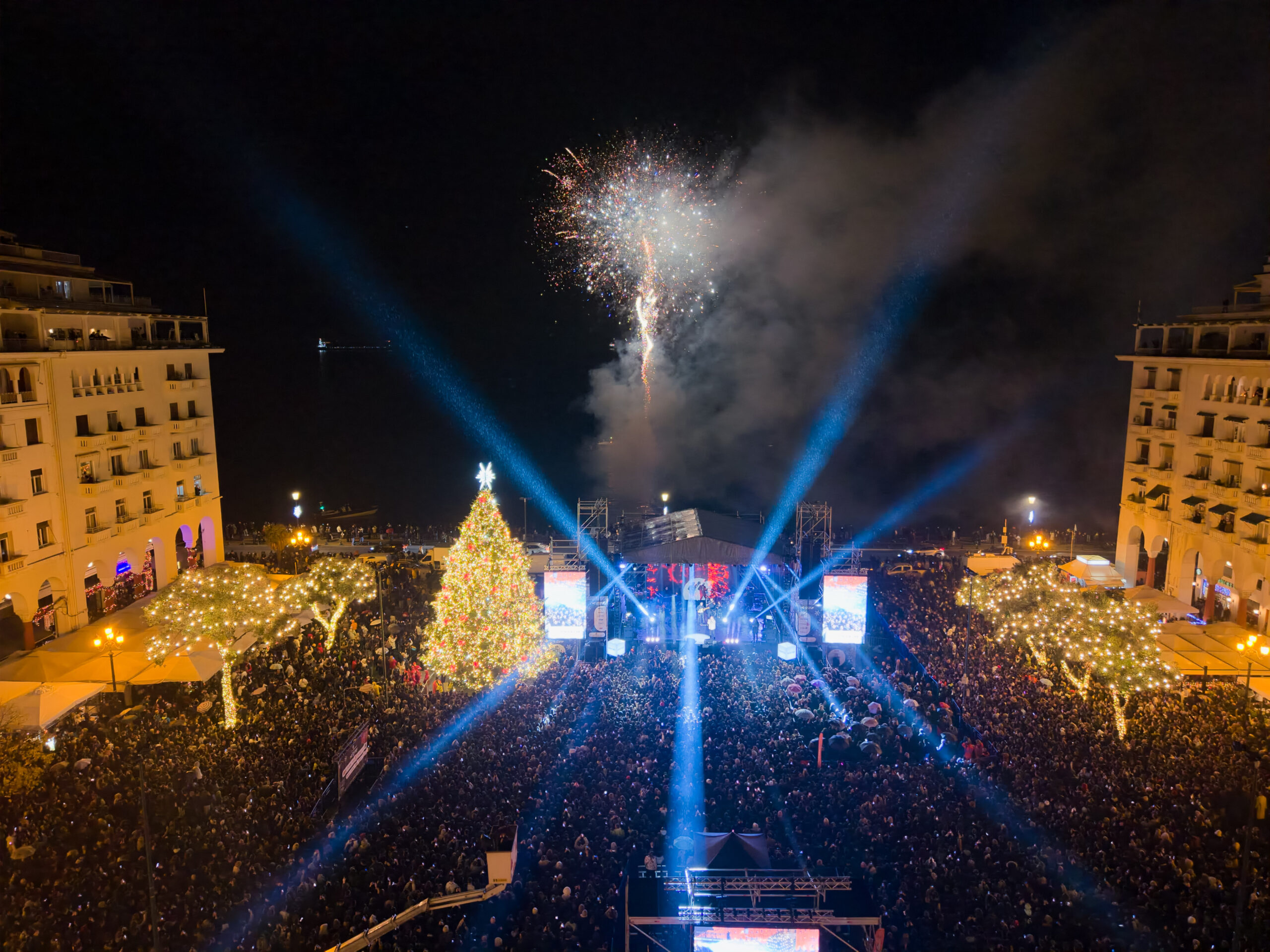 Η Θεσσαλονίκη «ντύθηκε» γιορτινά με τον Αντώνη Ρέμο να ενθουσιάζει το κοινό στο άναμμα του χριστουγεννιάτικου δέντρου