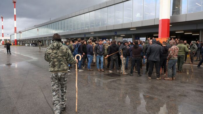 Η χώρα σε αναβρασμό λόγω αγροτικών διαδηλώσεων – Επαναλειτουργεί το αεροδρόμιο Ηρακλείου, πού εντοπίζονται μπλόκα