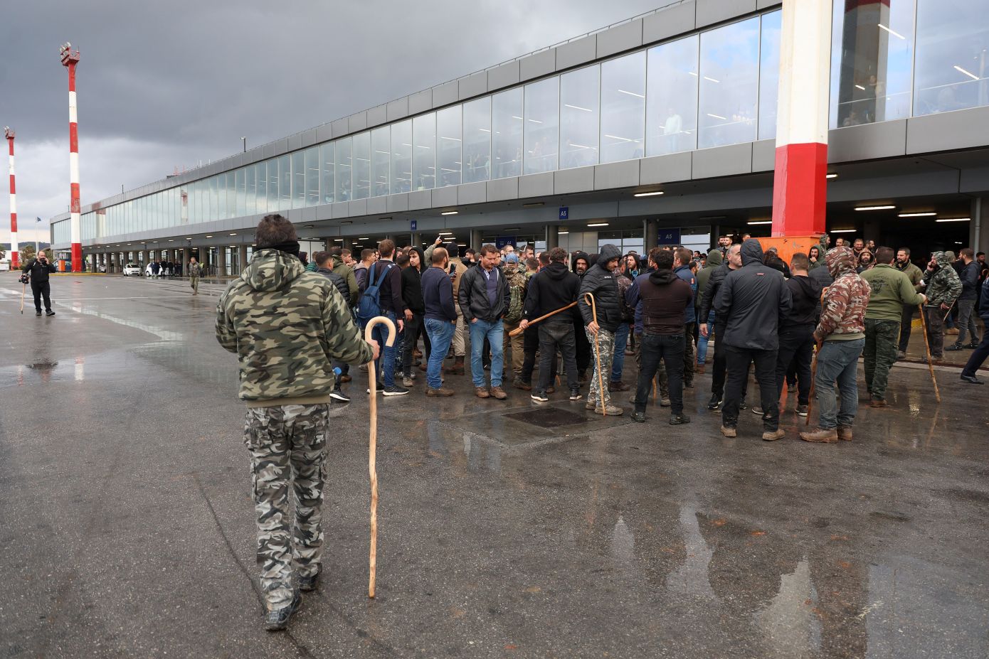 Η χώρα σε αναβρασμό λόγω αγροτικών διαδηλώσεων – Επαναλειτουργεί το αεροδρόμιο Ηρακλείου, πού εντοπίζονται μπλόκα