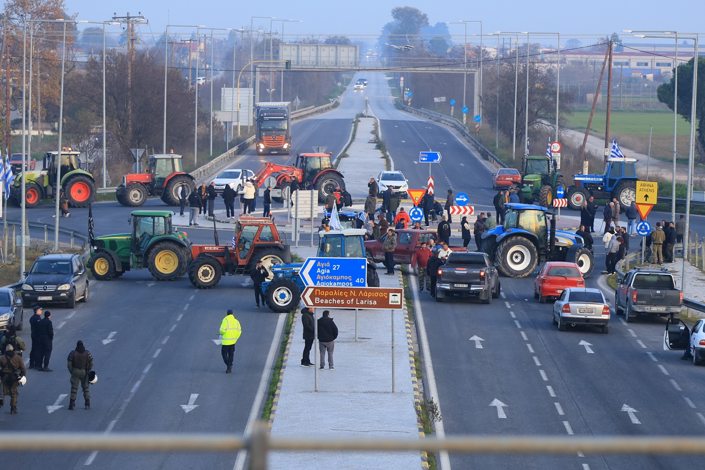 Αγροτικά μπλόκα με «ανάσες» και προειδοποιήσεις – Πού θα ελευθερωθούν οι δρόμοι, σε ποια διόδια θα ανοίξουν οι μπάρες