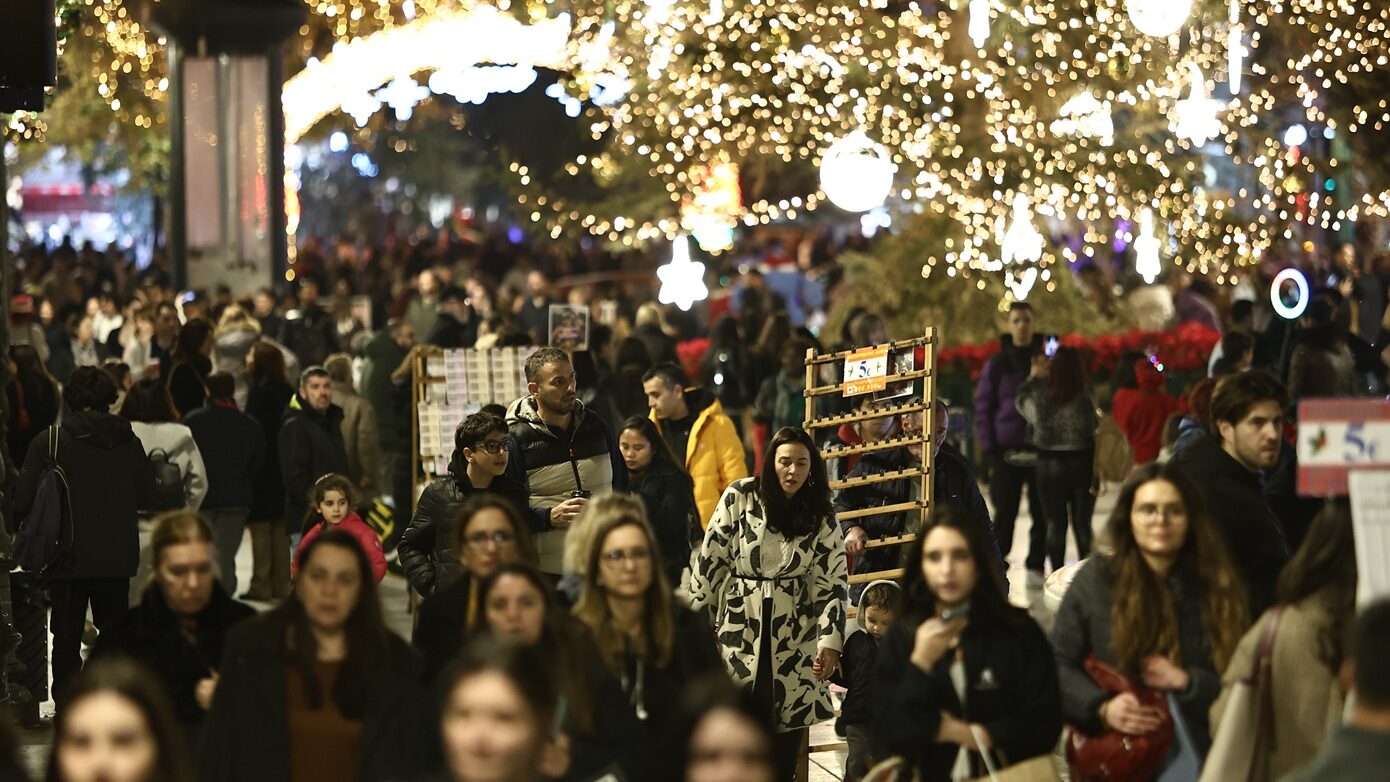 Προσδοκίες στον εμπορικό κόσμο για καλύτερα Χριστούγεννα και αυξημένο τζίρο – Το πιο κρίσιμο Σαββατοκύριακο της χρονιάς