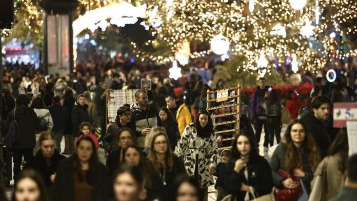 Προσδοκίες στον εμπορικό κόσμο για καλύτερα Χριστούγεννα και αυξημένο τζίρο – Το πιο κρίσιμο Σαββατοκύριακο της χρονιάς