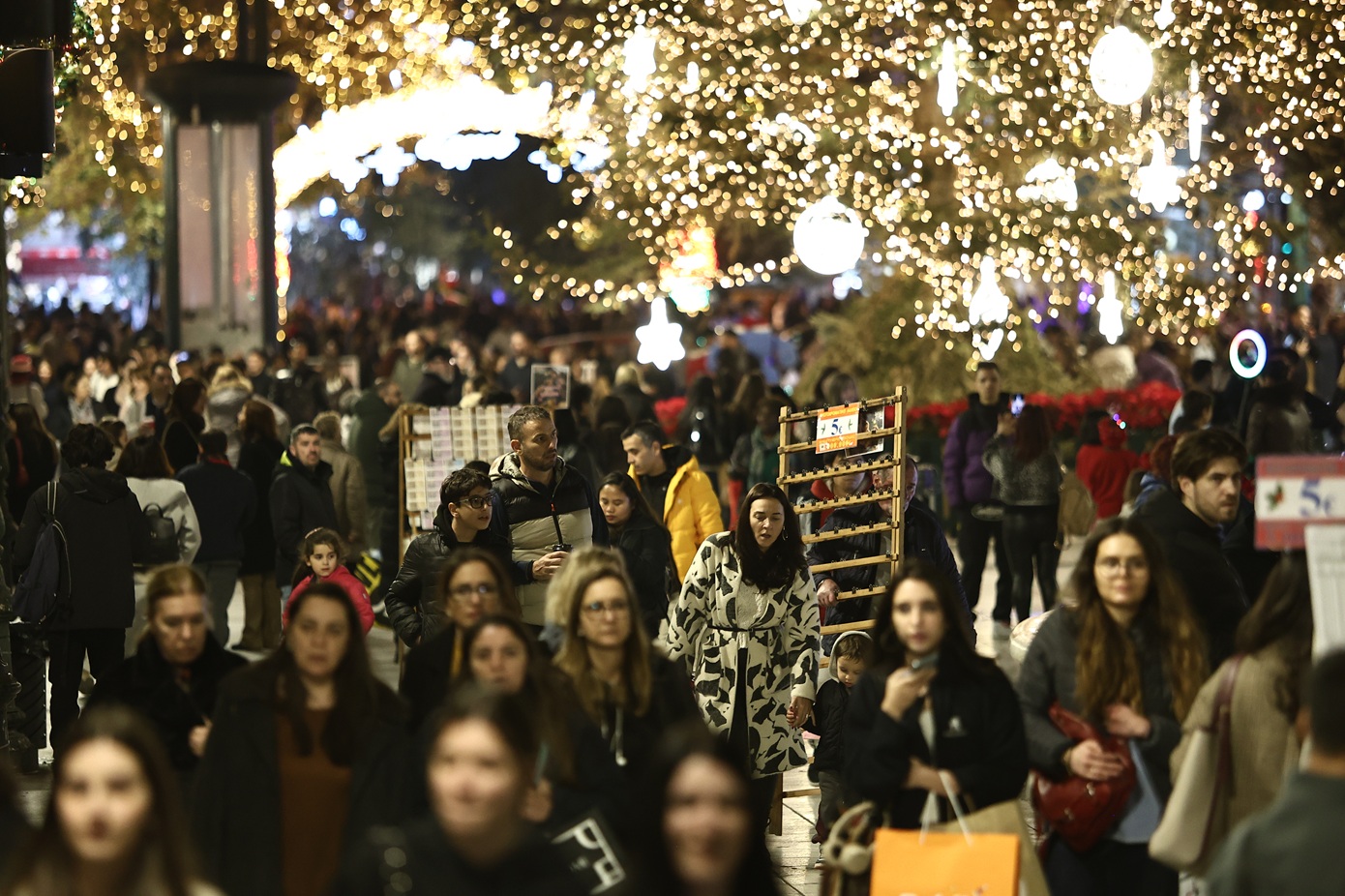 Προσδοκίες στον εμπορικό κόσμο για καλύτερα Χριστούγεννα και αυξημένο τζίρο – Το πιο κρίσιμο Σαββατοκύριακο της χρονιάς