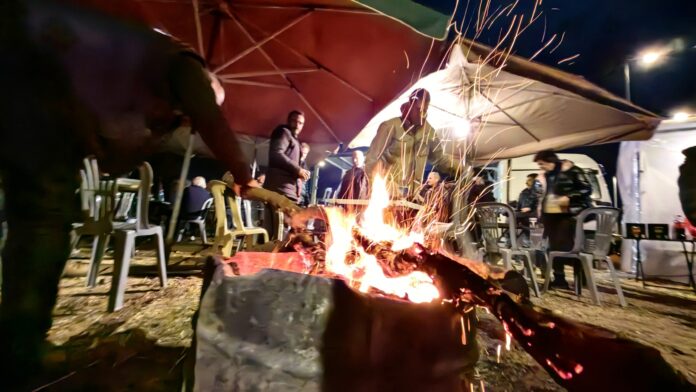 Χριστουγεννιάτικο γλέντι στα μπλόκα έστησαν οι αγρότες – Δείπνο, μουσική και μήνυμα αγωνιστικής συνέχειας