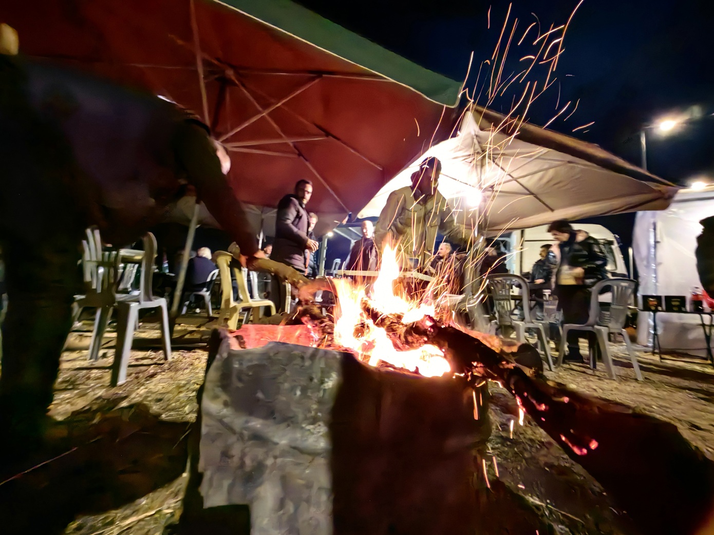 Χριστουγεννιάτικο γλέντι στα μπλόκα έστησαν οι αγρότες – Δείπνο, μουσική και μήνυμα αγωνιστικής συνέχειας