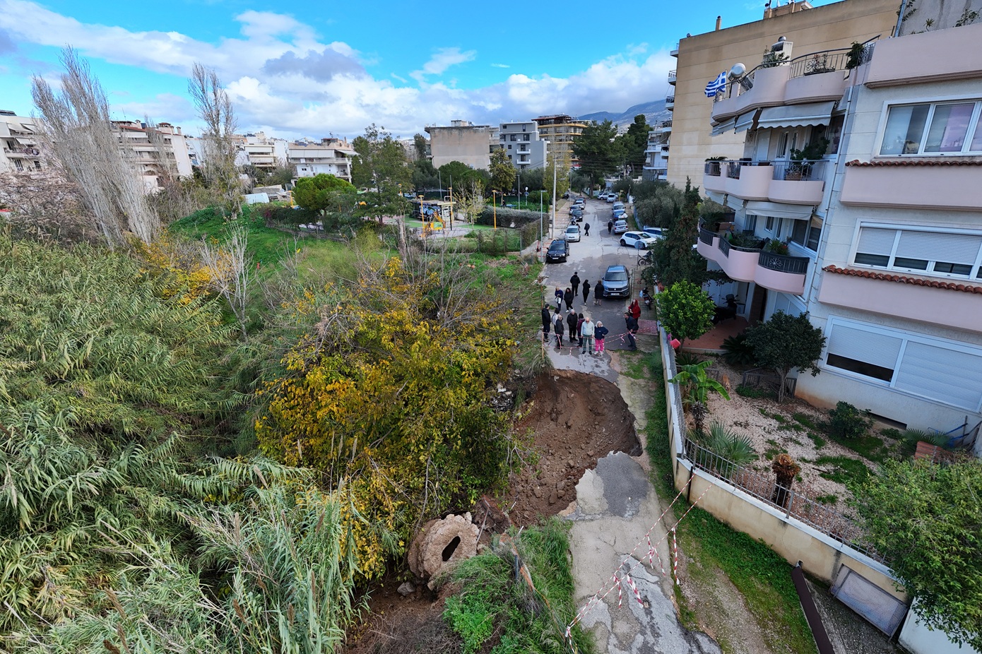 Ο δήμος Αγίου Δημητρίου σε συναγερμό μετά την κακοκαιρία – Προβληματισμός για τις καθιζήσεις στο ρέμα Πικροδάφνης