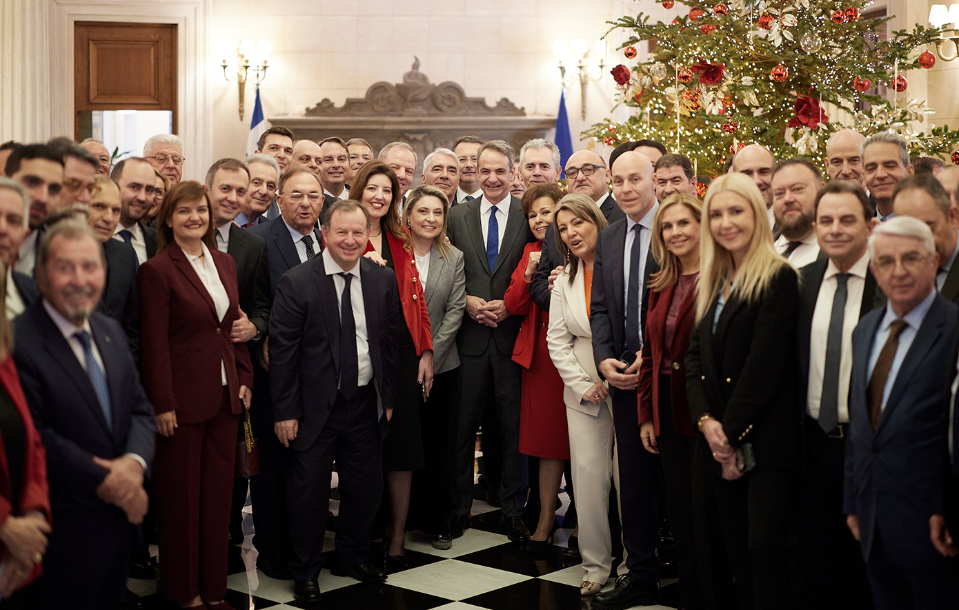 Συνάντηση Μητσοτάκη με «γαλάζιους» βουλευτές στο Μαξίμου – Η γραβάτα με φρεγάτες που έκανε δώρο ο Κακλαμάνης