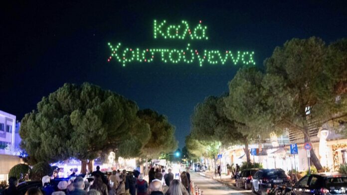 Φωταγωγήθηκε το χριστουγεννιάτικο δέντρο στην πλατεία της Βούλας