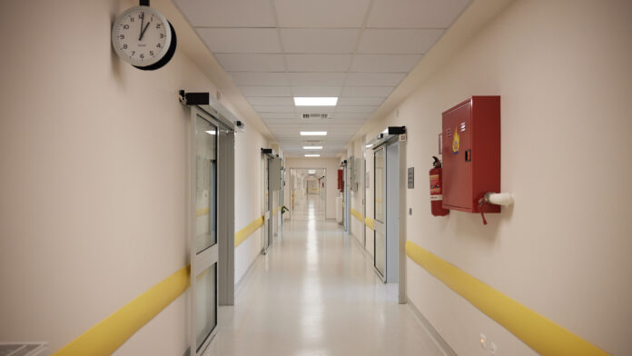 Σοκαριστικός τραυματισμός 63χρονου που προσπάθησε να βοηθήσει γυναίκα με το παρκάρισμα και παγιδεύτηκε ο λαιμός του στην πόρτα