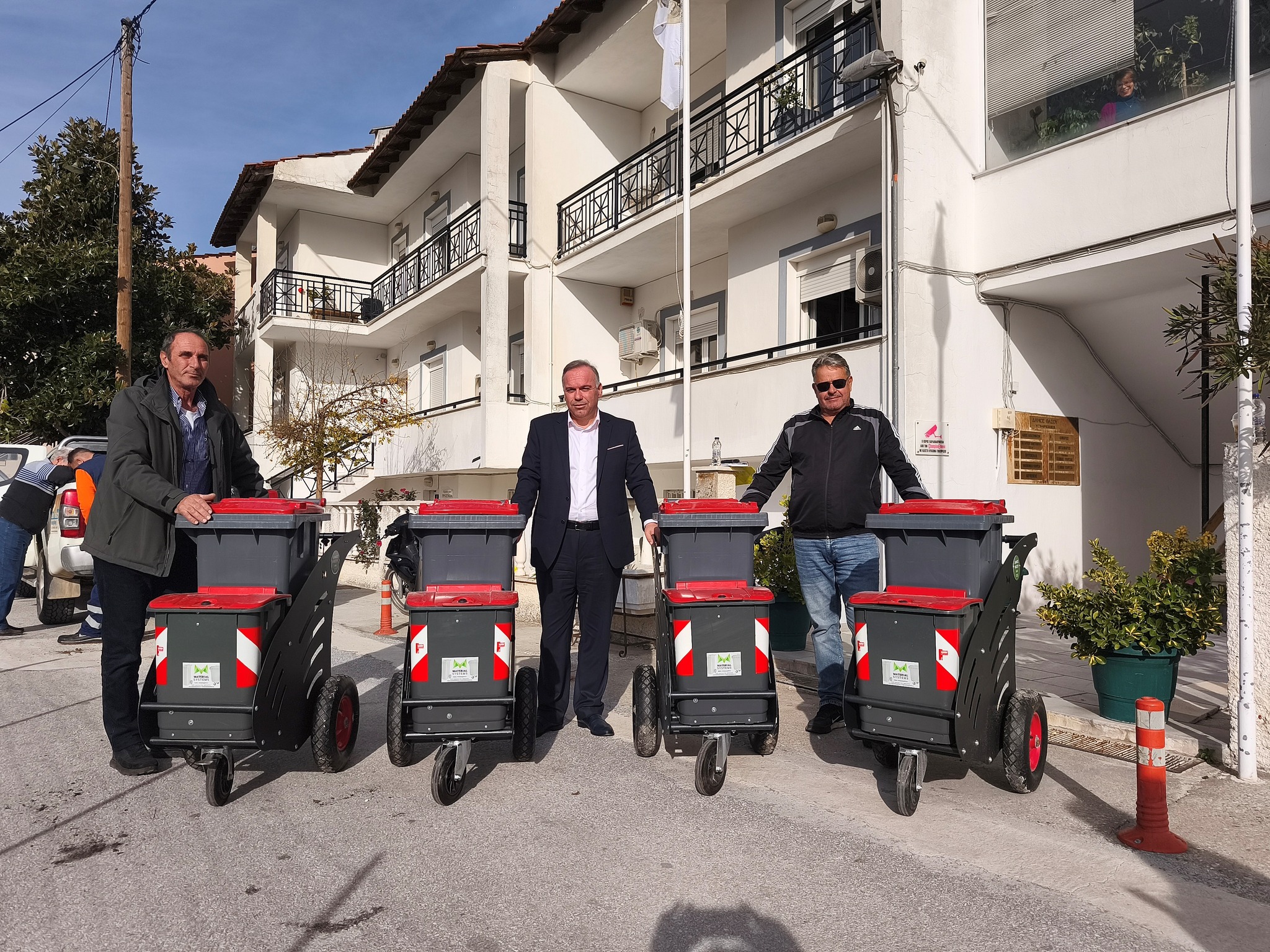 Περιφέρεια Αττικής ραλαβή είκοσι πέντε χειραμαξιδίων οδοκαθαριστών από το Δήμο Θάσου