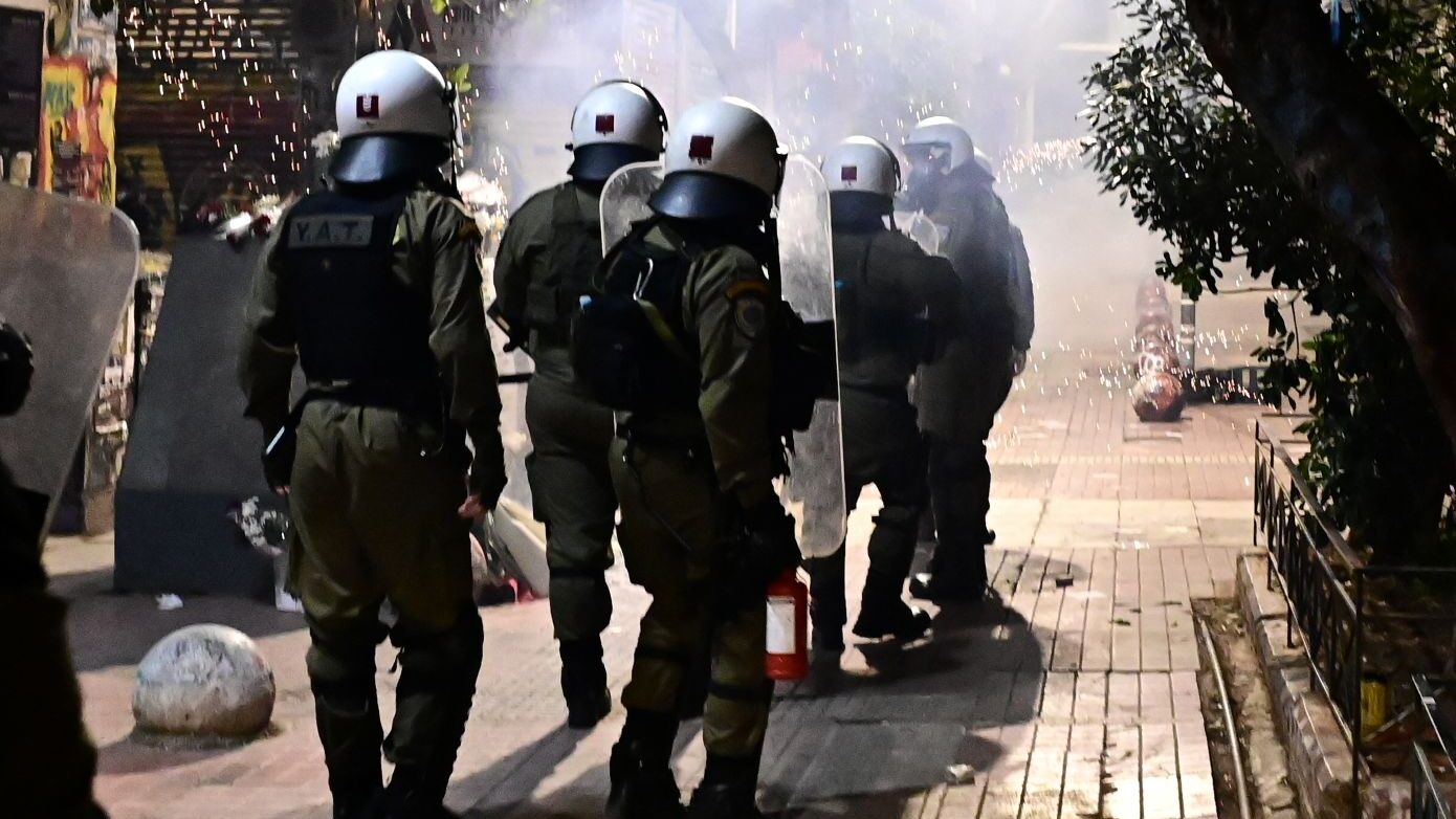 Συγκρούσεις και μολότοφ στα Εξάρχεια το βράδυ της Παρασκευής με τα ΜΑΤ