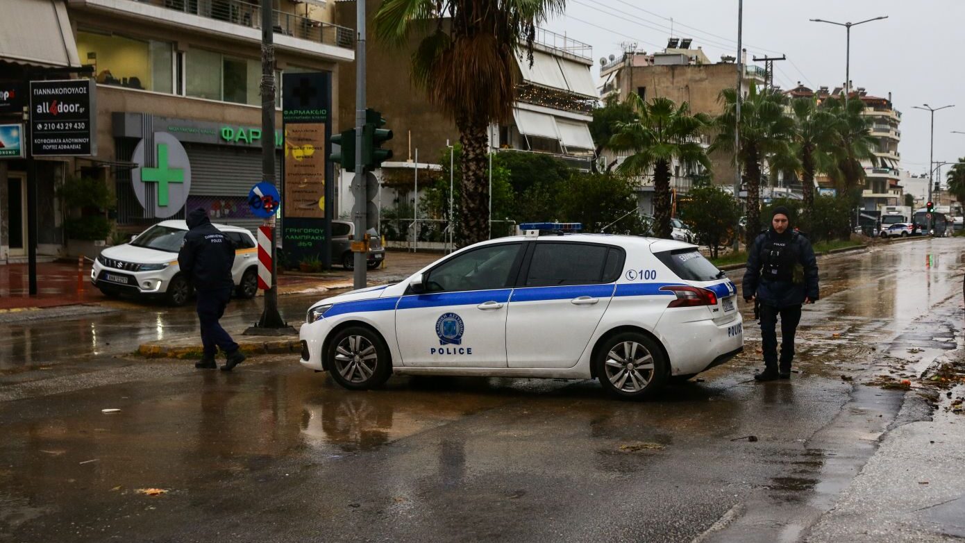 Χάος σε όλη την Ελλάδα από την κακοκαιρία «Byron» – Πλημμυρισμένοι δρόμοι, νέα μηνύματα από το 112