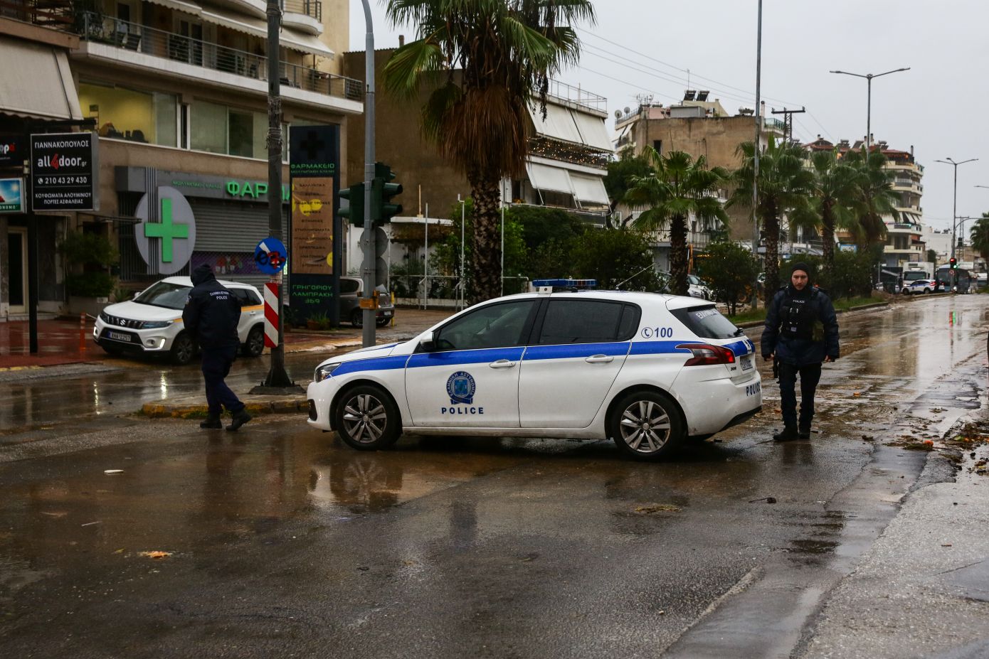 Χάος σε όλη την Ελλάδα από την κακοκαιρία «Byron» – Πλημμυρισμένοι δρόμοι, νέα μηνύματα από το 112