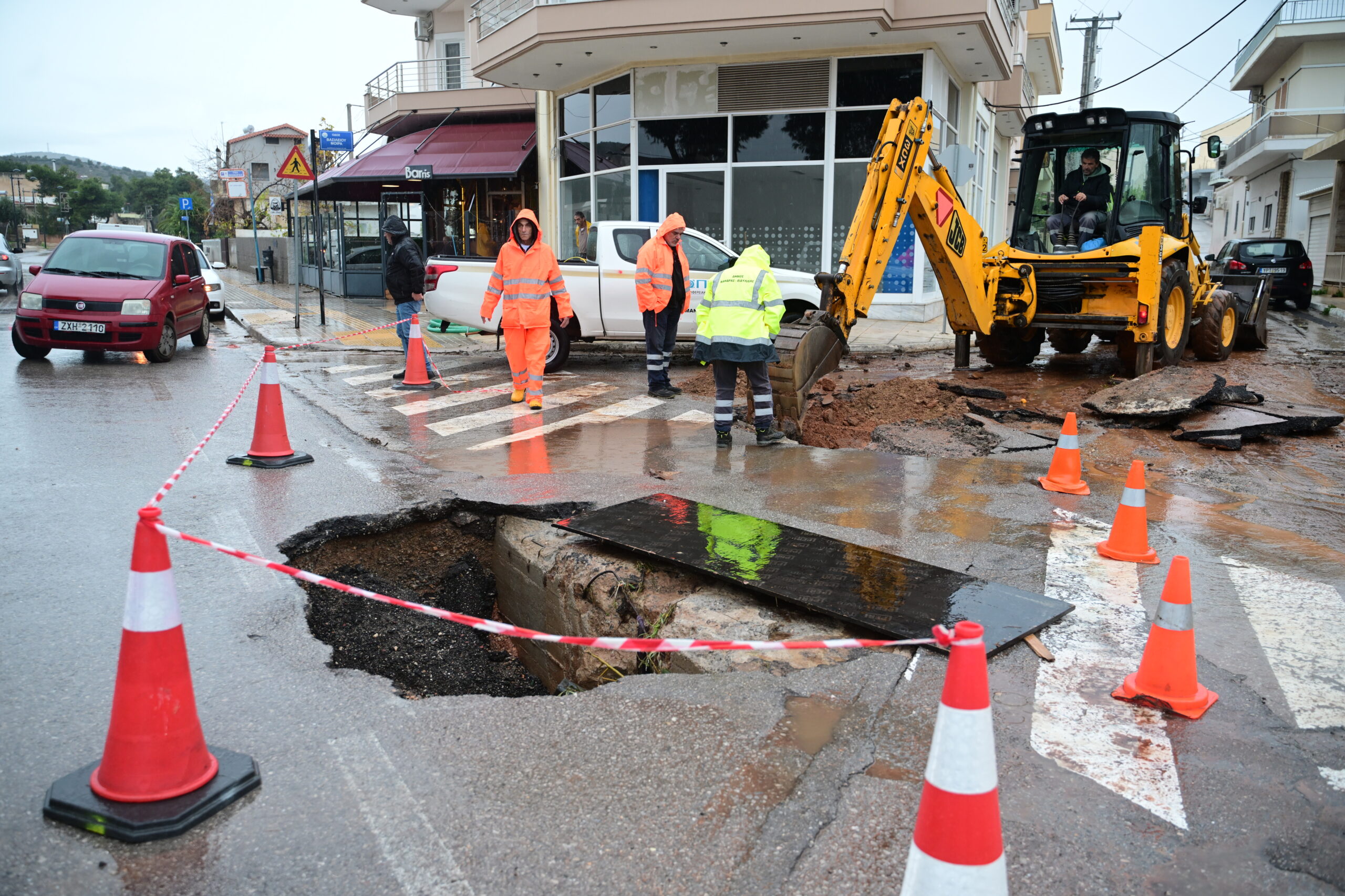 Γιατί επαναλήφθηκαν οι πλημμύρες στη Μάνδρα – Τι λέει ο Ευθύμης Λέκκας για τους τρεις παράγοντες που εντείνουν τον κίνδυνο