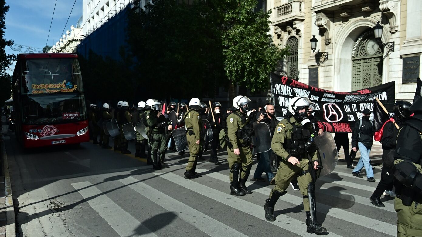 Αναίμακτη η πορεία για τον Γρηγορόπουλο – Υπό προστασία ΜΑΤ το χριστουγεννιάτικο δέντρο στο Σύνταγμα – Νέα συγκέντρωση το απόγευμα