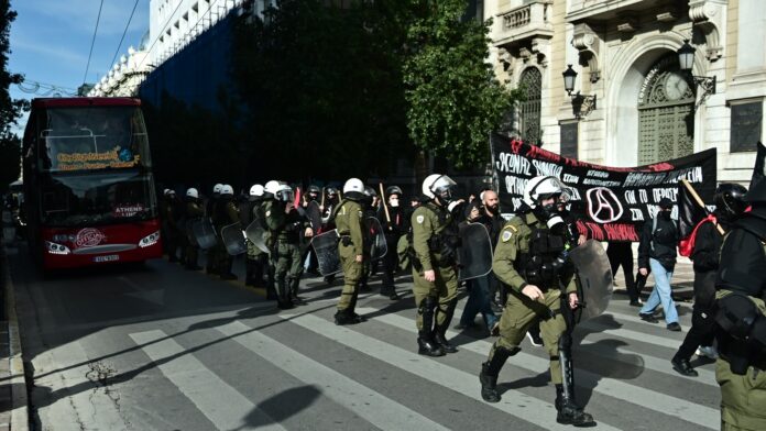 Αναίμακτη η πορεία για τον Γρηγορόπουλο – Υπό προστασία ΜΑΤ το χριστουγεννιάτικο δέντρο στο Σύνταγμα – Νέα συγκέντρωση το απόγευμα