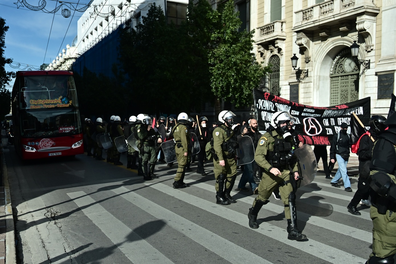 Αναίμακτη η πορεία για τον Γρηγορόπουλο – Υπό προστασία ΜΑΤ το χριστουγεννιάτικο δέντρο στο Σύνταγμα – Νέα συγκέντρωση το απόγευμα