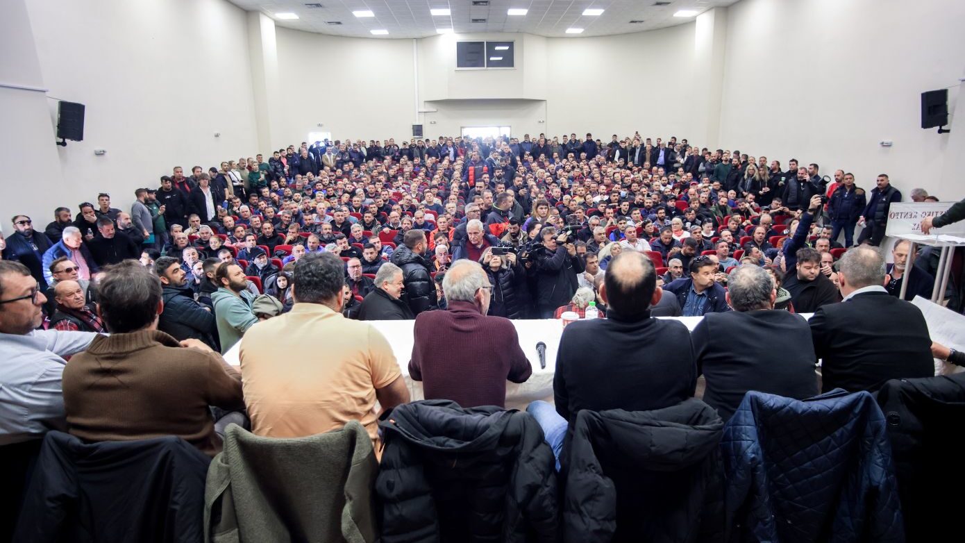 Σε πλήρη εξέλιξη η συνάντηση των αγροτών: Ασφυκτικά γεμάτη η αίθουσα στη Νίκαια – «Ενωμένοι είμαστε»