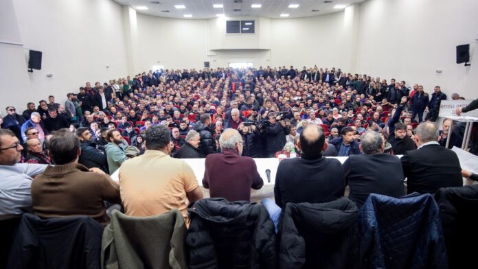 Σε πλήρη εξέλιξη η συνάντηση των αγροτών: Ασφυκτικά γεμάτη η αίθουσα στη Νίκαια – «Ενωμένοι είμαστε»