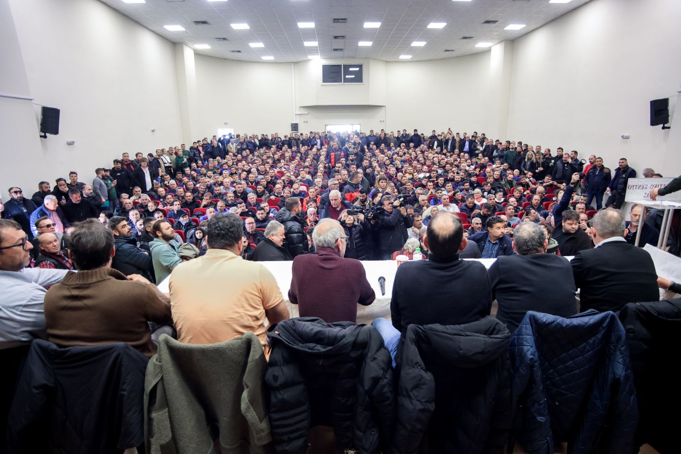 Σε πλήρη εξέλιξη η συνάντηση των αγροτών: Ασφυκτικά γεμάτη η αίθουσα στη Νίκαια – «Ενωμένοι είμαστε»