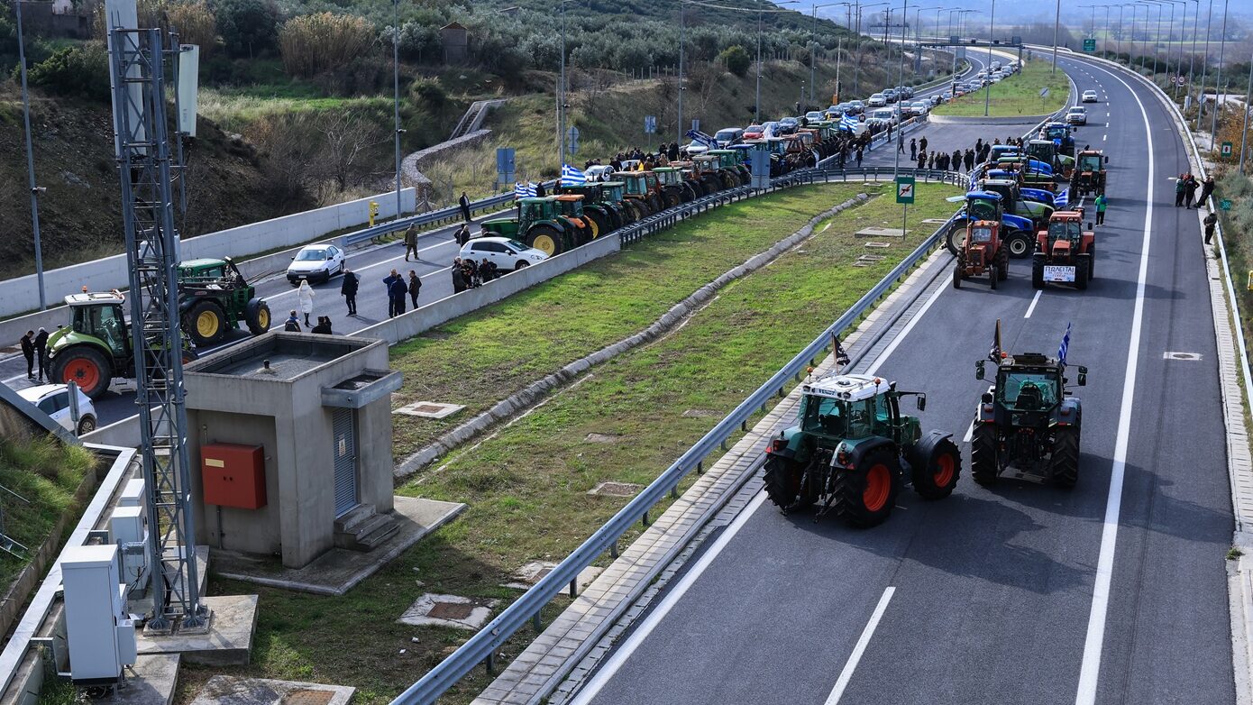 Οι αγρότες σε εγρήγορση: Έτοιμοι για πρωτοχρονιά στα μπλόκα – Κλείνουν ξανά Μάλγαρα, Νίκαια και Χαλκηδόνα
