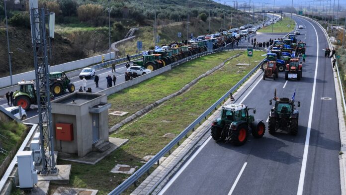 Οι αγρότες σε εγρήγορση: Έτοιμοι για πρωτοχρονιά στα μπλόκα – Κλείνουν ξανά Μάλγαρα, Νίκαια και Χαλκηδόνα