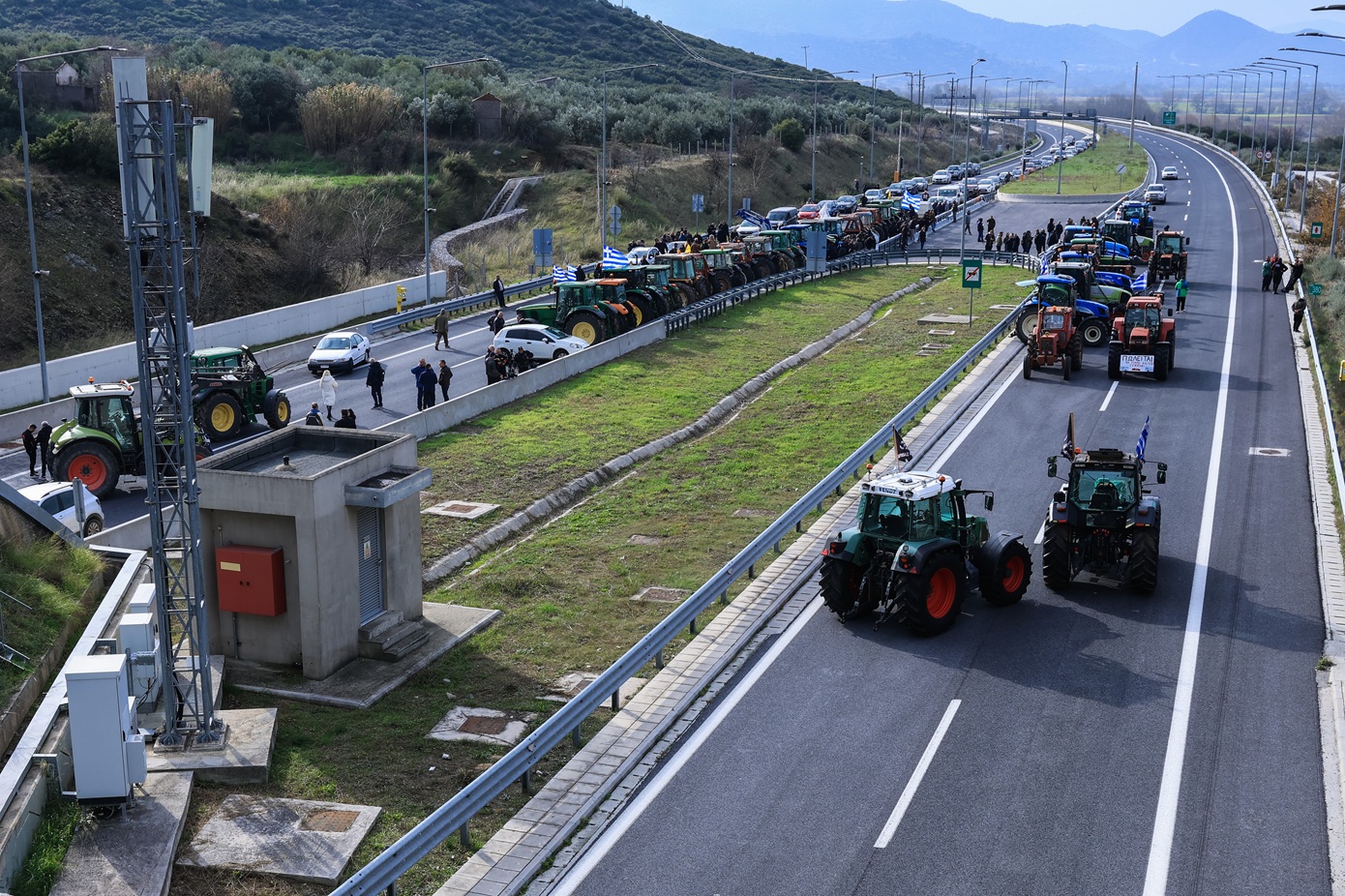Οι αγρότες σε εγρήγορση: Έτοιμοι για πρωτοχρονιά στα μπλόκα – Κλείνουν ξανά Μάλγαρα, Νίκαια και Χαλκηδόνα