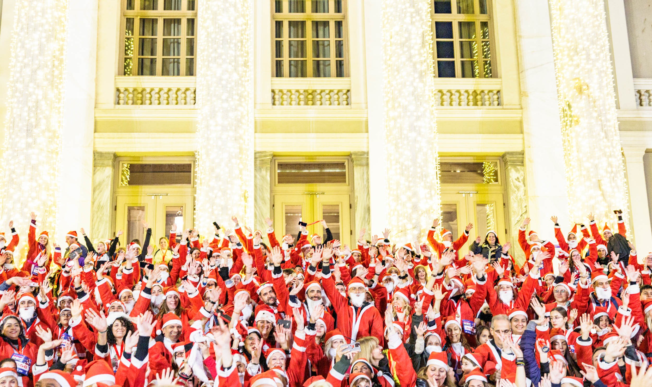 Χιλιάδες Άγιοι Βασίληδες «κατέκλυσαν» τον Πειραιά στο Santa Night Run