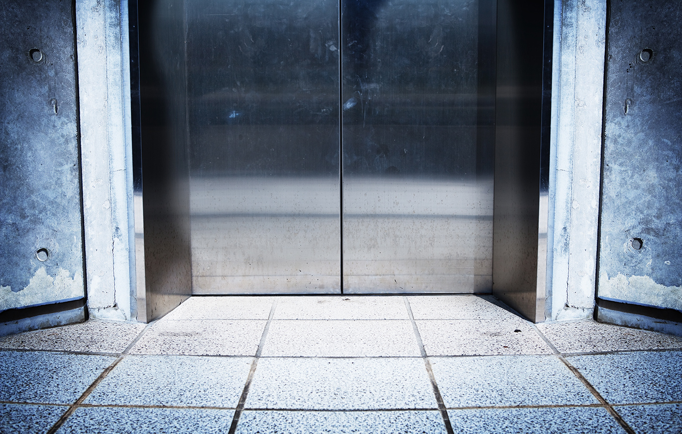 Άνδρας τραυματίστηκε σε ασανσέρ σούπερ μάρκετ – Γυναίκα απεγκλωβίστηκε από ανελκυστήρα στην Καλλιθέα