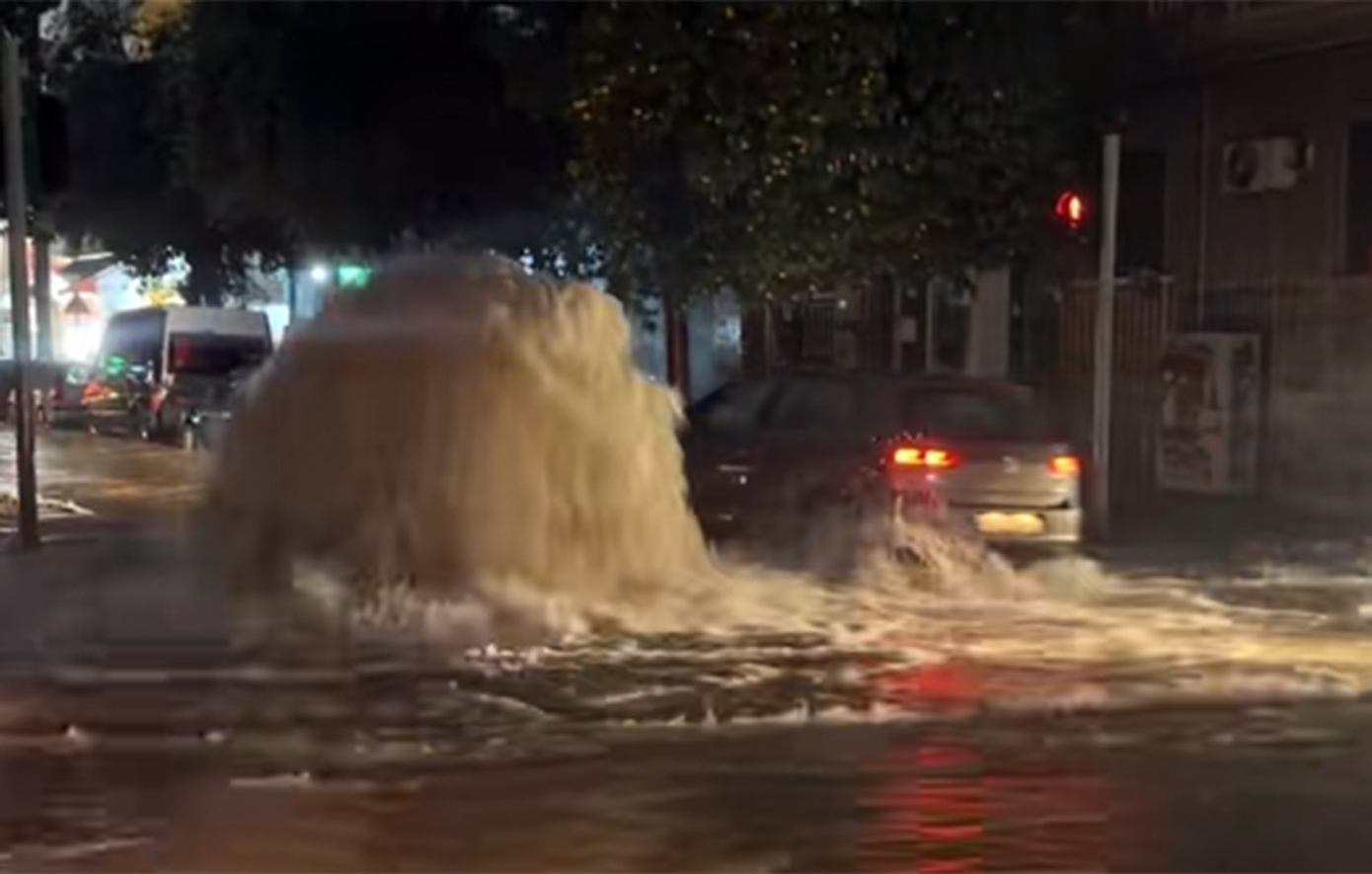 Υπερχείλιση φρεατίου λόγω της κακοκαιρίας στην Καλλιθέα – Η απάντηση του Δήμου