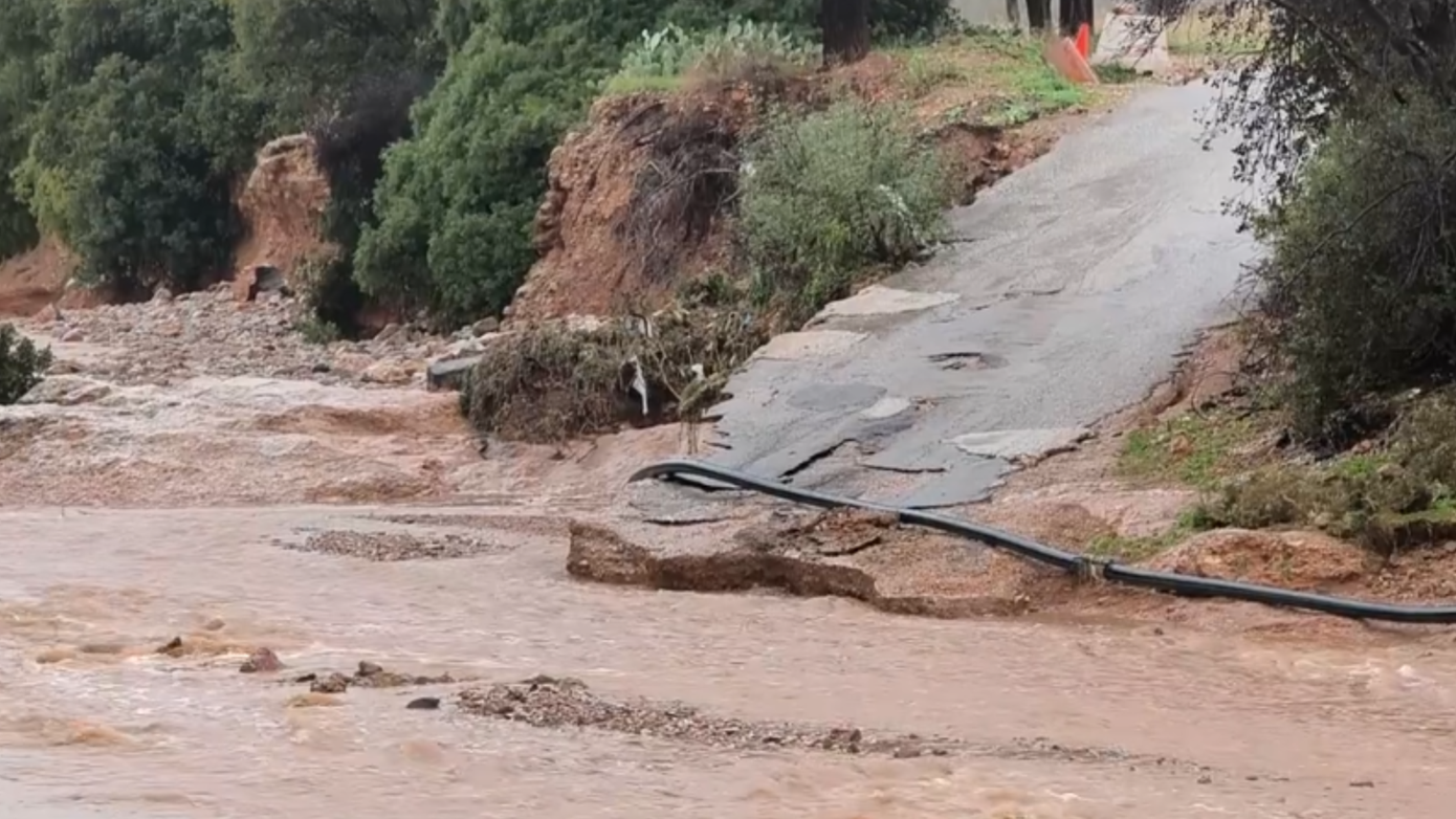 Δρόμος έσπασε στα δύο στη Μάνδρα από τα ορμητικά νερά της κακοκαιρίας «Byron»