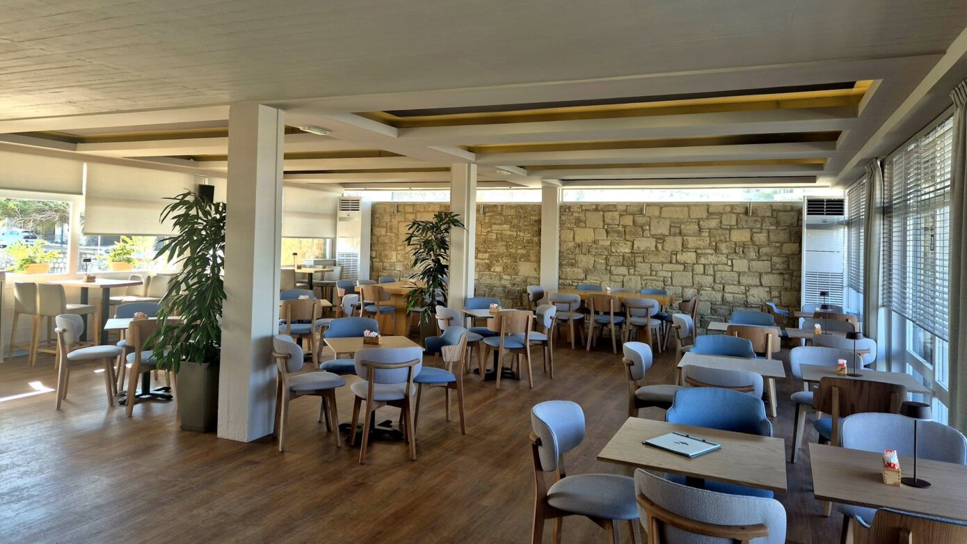 Ξεχωρίζει το ανανεωμένο Café Restaurant «Marina»