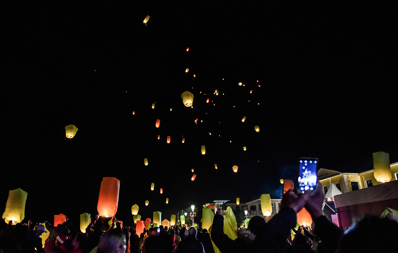 Καθυστέρηση της «Νύχτας των Ευχών» στην Αθήνα εξαιτίας καιρού