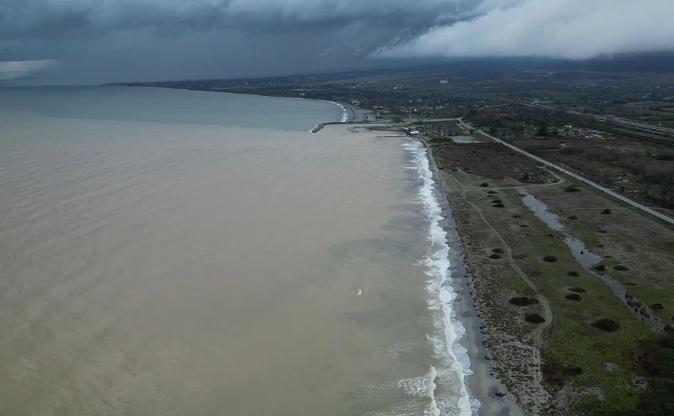 Η κακοκαιρία Byron μεταμόρφωσε τον Θερμαϊκό – Εντυπωσιακά πλάνα drone από το Λιτόχωρο