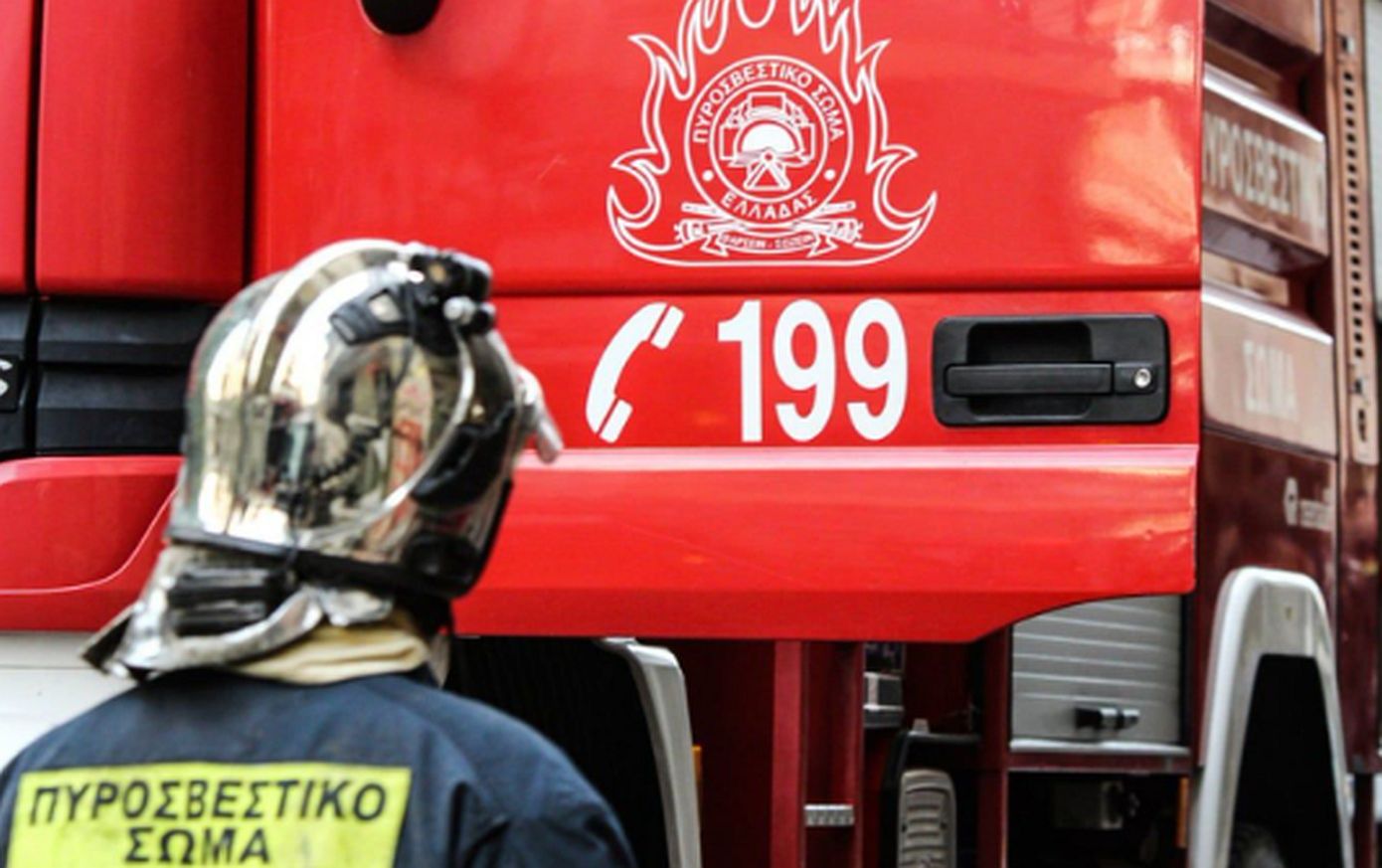 Περιέλουσαν είσοδο σούπερ μάρκετ με εύφλεκτο υγρό στον Βύρωνα και έβαλαν φωτιά