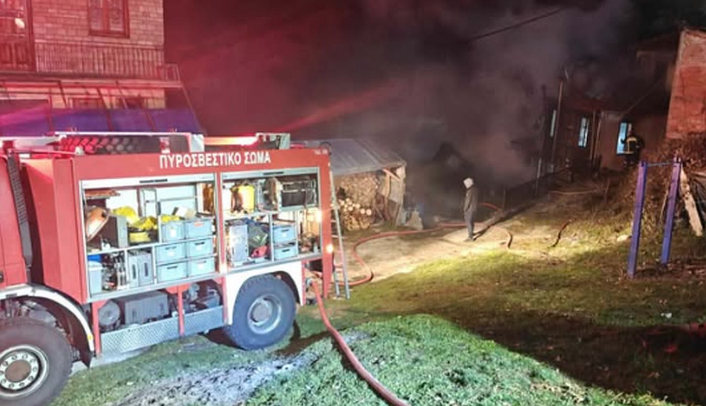 Φωτιά στο Ανήλιο Μετσόβου – Καταστράφηκαν δύο οικίες, σοβαρές ζημιές σε τρίτη