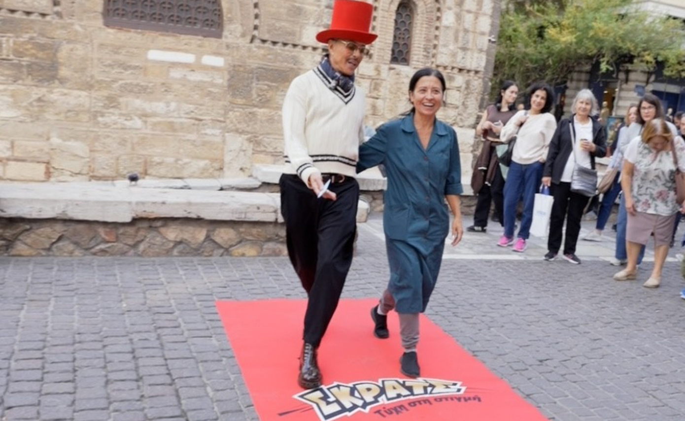 Κόκκινο Χαλί: Ο Λάκης Γαβαλάς μετατρέπει την Ερμού σε λαμπερή πασαρέλα για τους περαστικούς