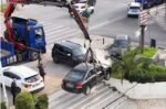 Απίστευτο συμβάν σε εμπορικό κέντρο Κηφισίας – Οδήγησε το αυτοκίνητο στις σκάλες και «σταθμεύσε» στην πλατεία