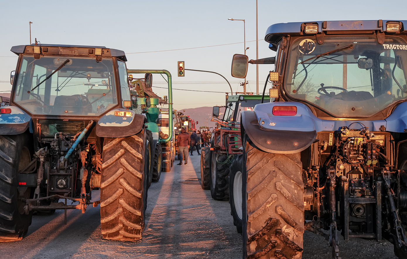 Οι αγρότες «διέσπασαν» την Ελλάδα στα δύο: Πού απέκλεισαν τους δρόμους – Εντείνουν τις κινητοποιήσεις με νέα μπλόκα