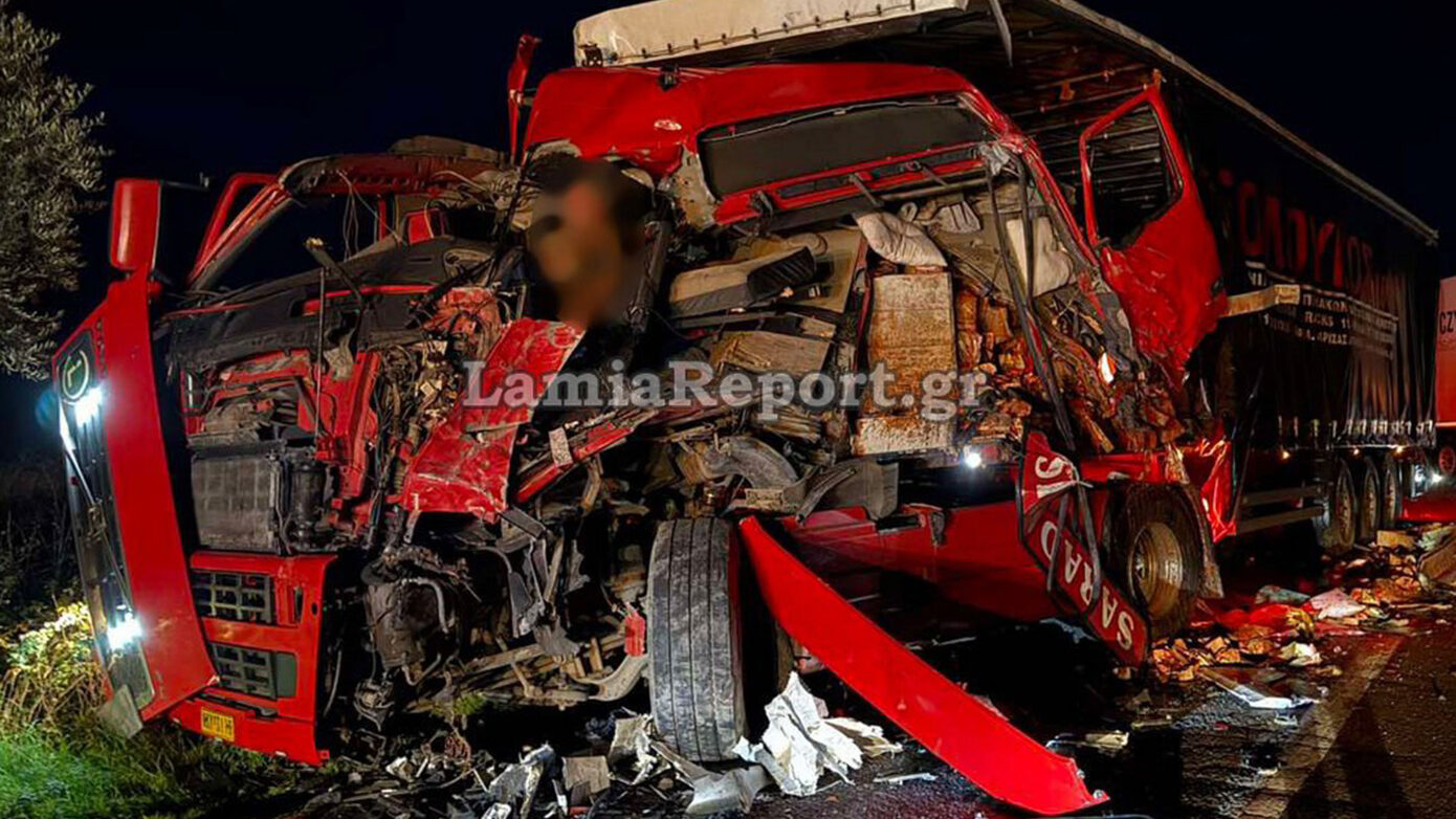 Σφοδρό τροχαίο στην παλαιά εθνική οδό Λαμίας – Αθηνών: Σύγκρουση δύο νταλικών και ΙΧ – Εγκλωβισμένος οδηγός