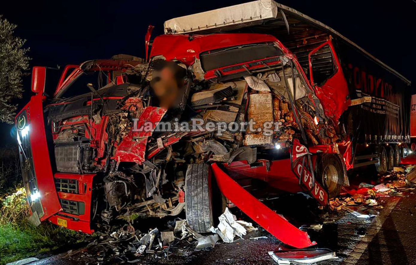 Σφοδρό τροχαίο στην παλαιά εθνική οδό Λαμίας – Αθηνών: Σύγκρουση δύο νταλικών και ΙΧ – Εγκλωβισμένος οδηγός