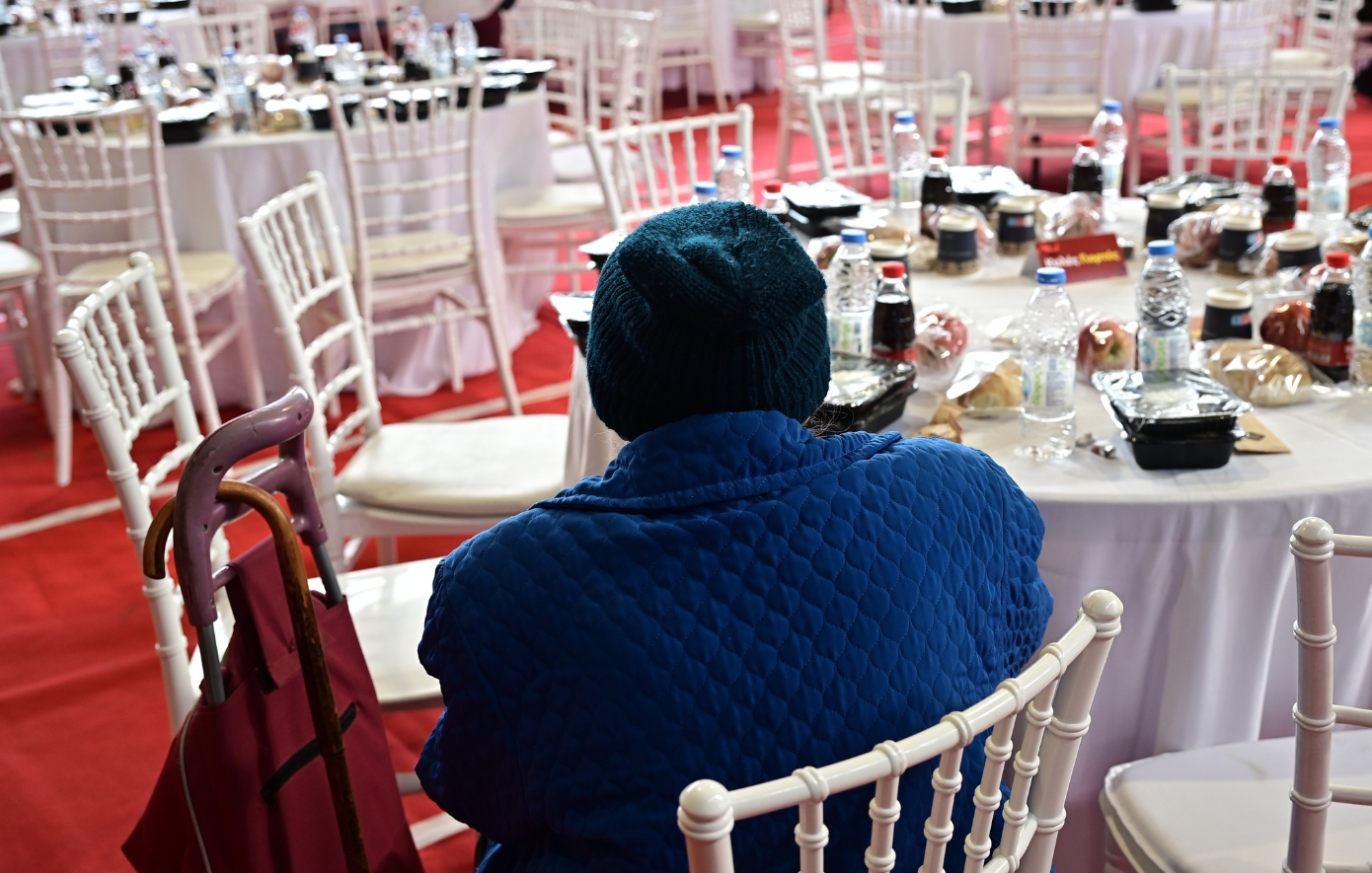 Ο Δήμος Αθηναίων διένειμε 1.300 γιορτινά γεύματα σε άστεγους και οικονομικά ευάλωτους πολίτες