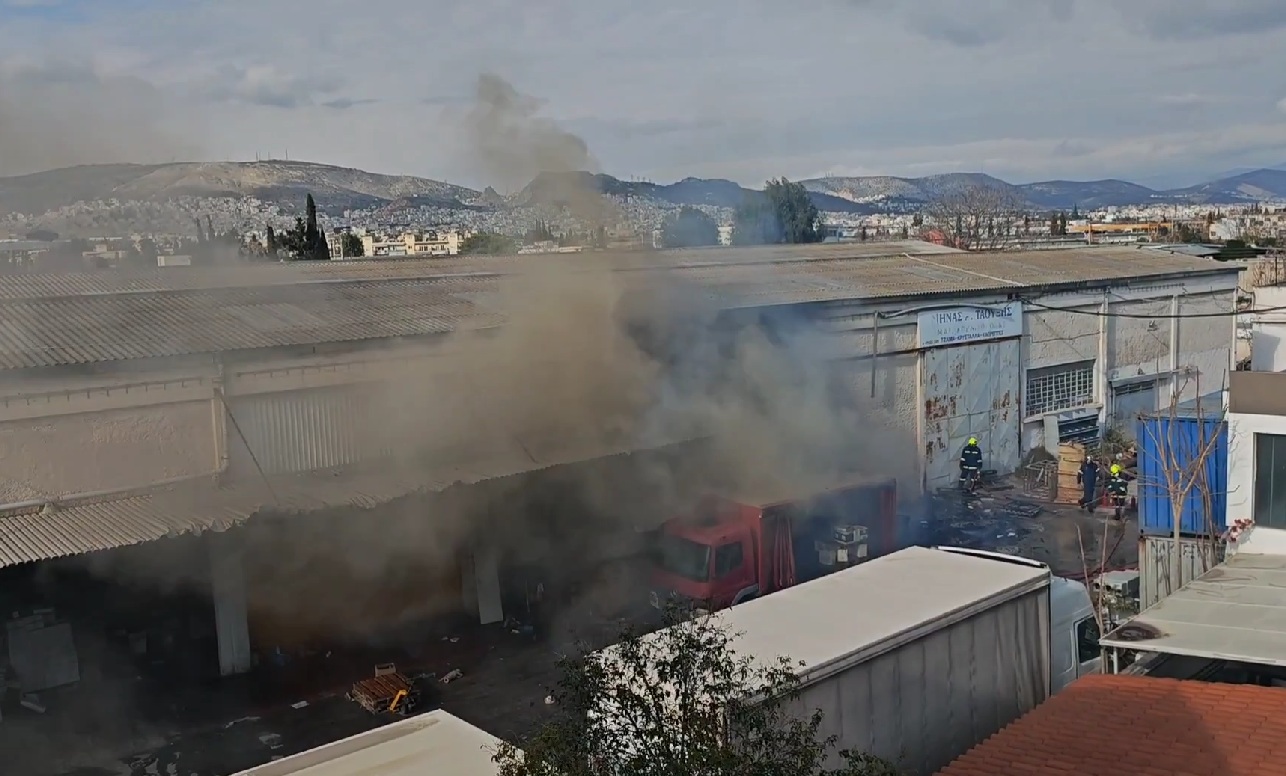 Πυρκαγιά σε αποθήκες εργοστασίου στου Ρέντη – Επιχειρούν 15 πυροσβέστες με 5 οχήματα και υδροφόρα